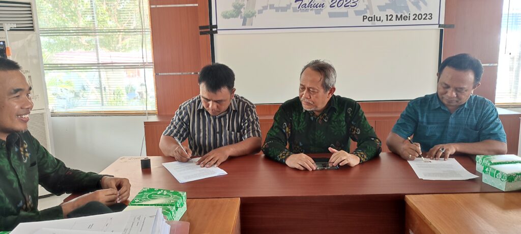 Kadis PU Palu, Singgih Budi Prasetyo (tengah) ketika menyaksikan penandatanganan kontrak Revitalisasi Taman Vatulemo Kota Palu tahun 2023 antara pihaknya melalui Kabid Bina Konstruksi, Yus Darmin (kanan) dengan kontraktor pelaksana (kiri), di Kantor Dinas PU Palu, Jumat, 12 Mei 2023. Foto: Redaksi Seraya.id